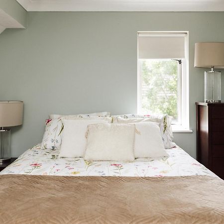 Beautiful Apartment In Guildford With Parking Send Bagian luar foto