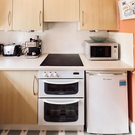 Beautiful Apartment In Guildford With Parking Send Bagian luar foto