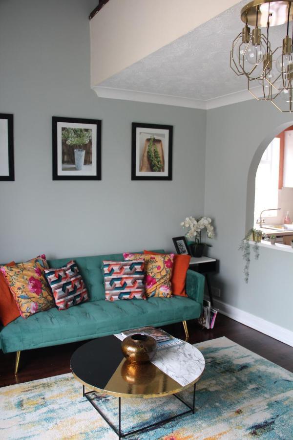 Beautiful Apartment In Guildford With Parking Send Bagian luar foto