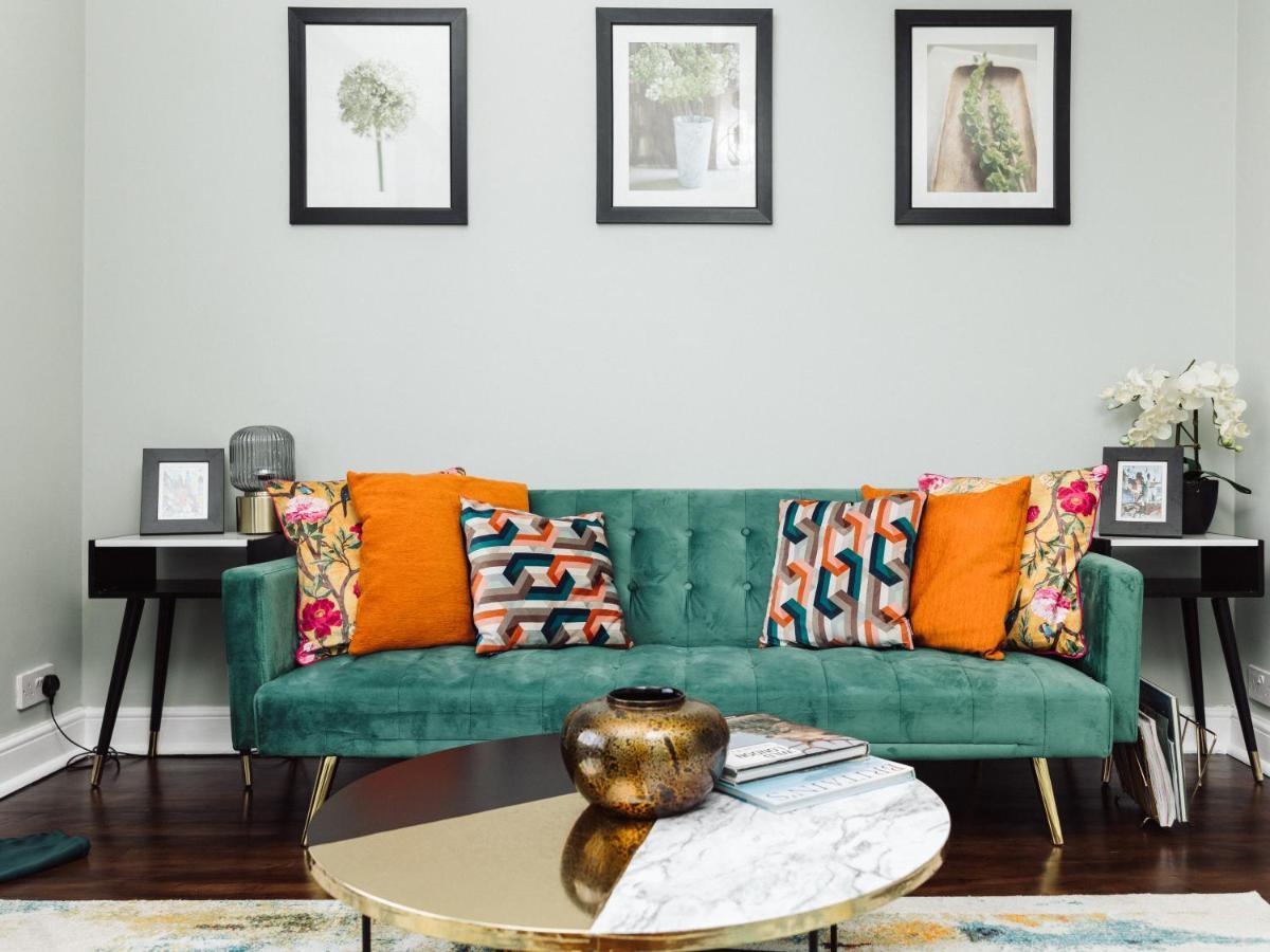 Beautiful Apartment In Guildford With Parking Send Bagian luar foto