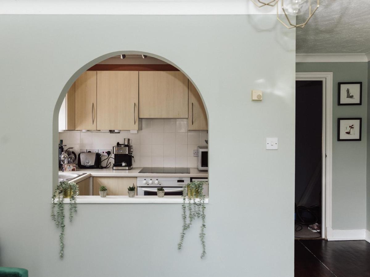 Beautiful Apartment In Guildford With Parking Send Bagian luar foto