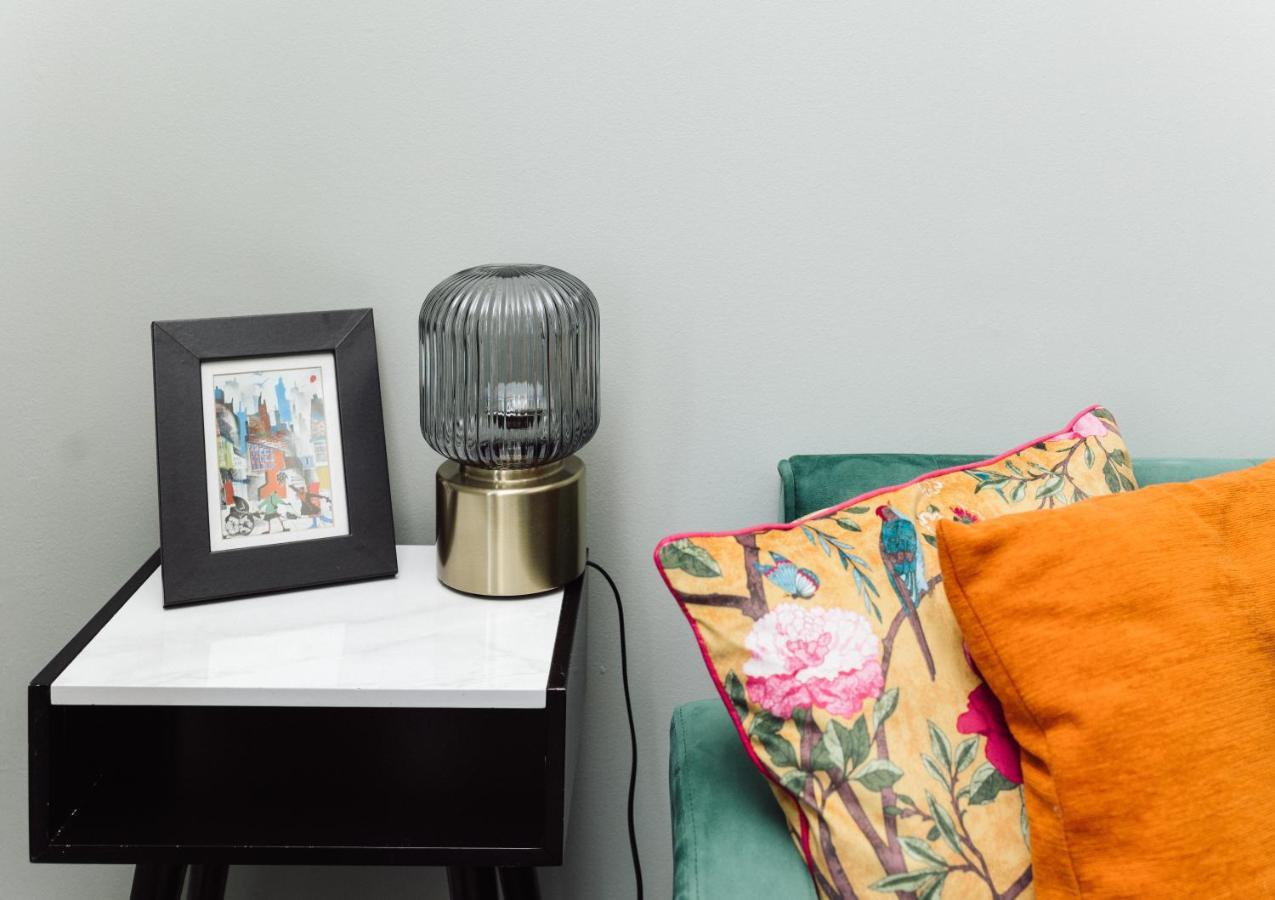 Beautiful Apartment In Guildford With Parking Send Bagian luar foto