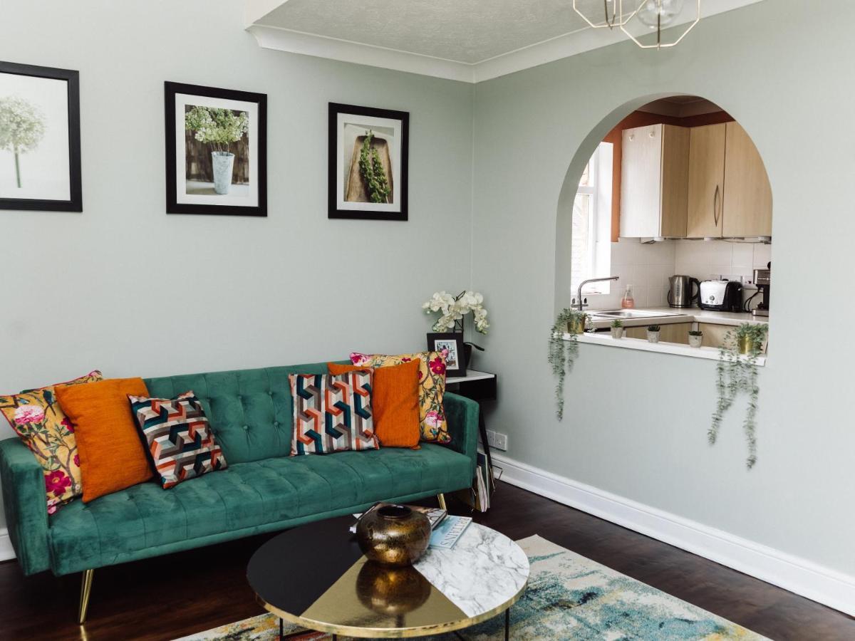 Beautiful Apartment In Guildford With Parking Send Bagian luar foto