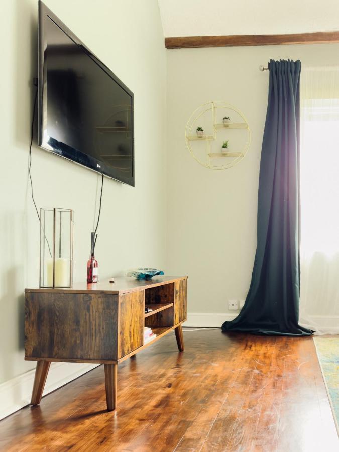 Beautiful Apartment In Guildford With Parking Send Bagian luar foto