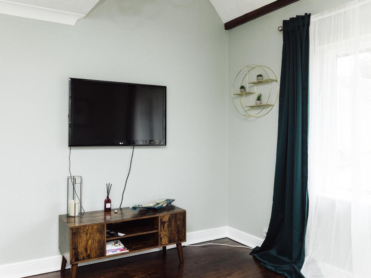 Beautiful Apartment In Guildford With Parking Send Bagian luar foto