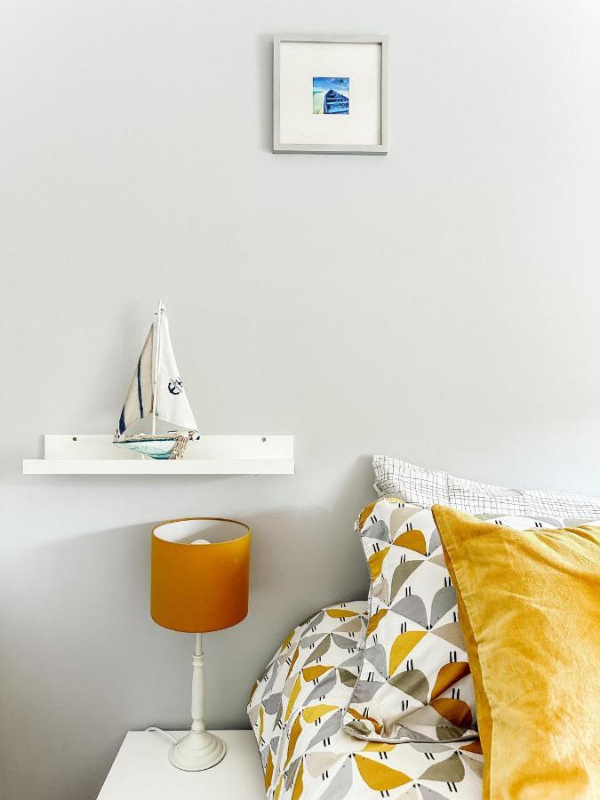 Beautiful Apartment In Guildford With Parking Send Bagian luar foto