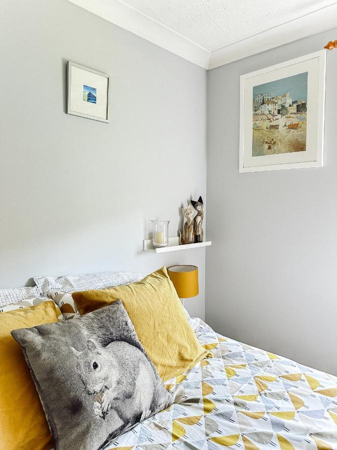 Beautiful Apartment In Guildford With Parking Send Bagian luar foto