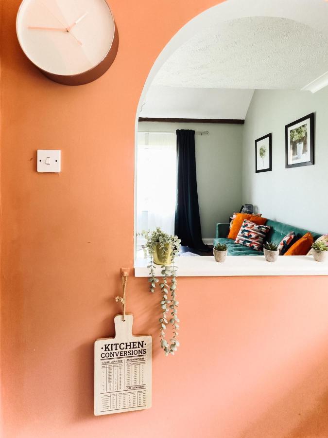 Beautiful Apartment In Guildford With Parking Send Bagian luar foto