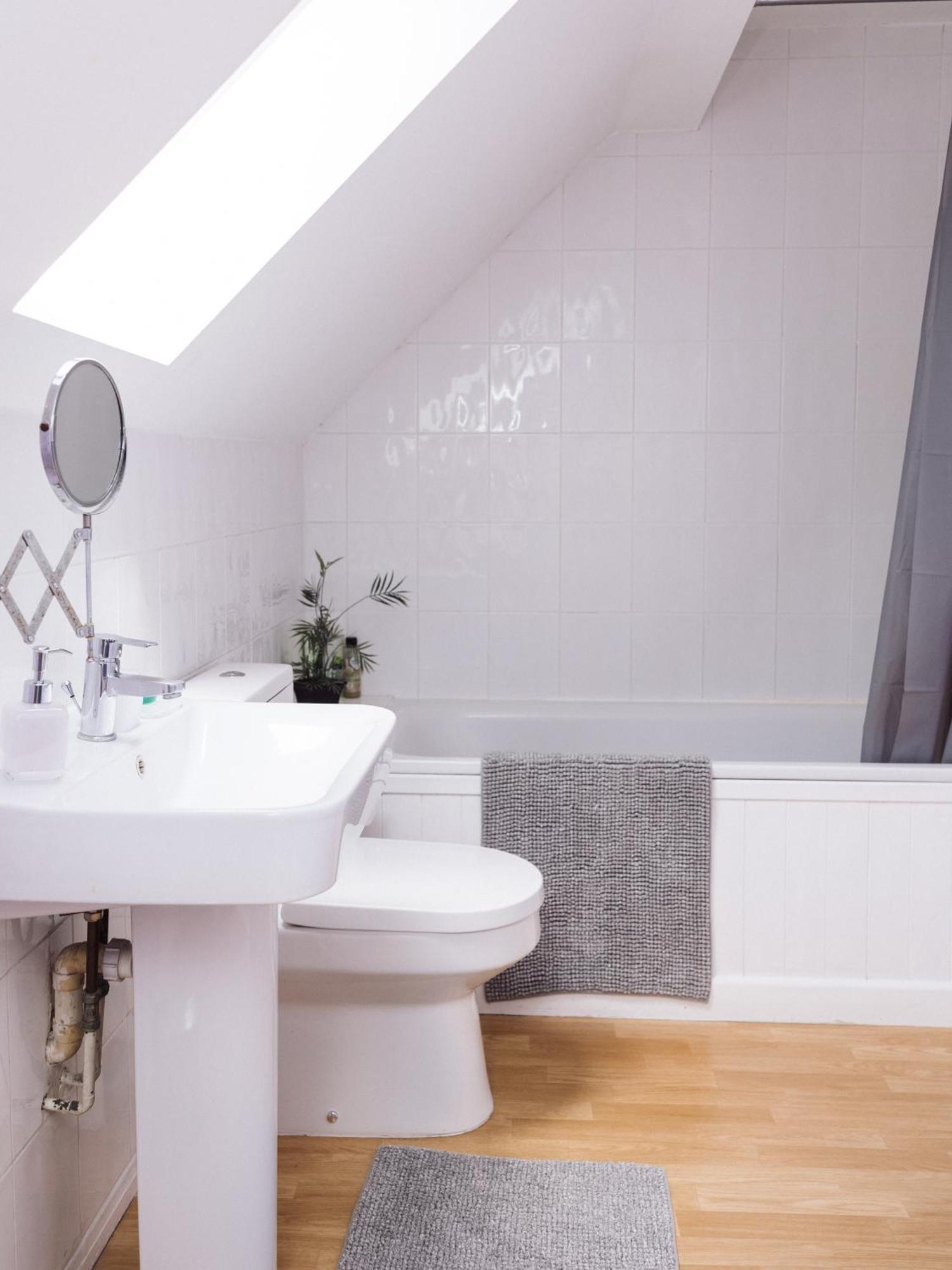 Beautiful Apartment In Guildford With Parking Send Bagian luar foto
