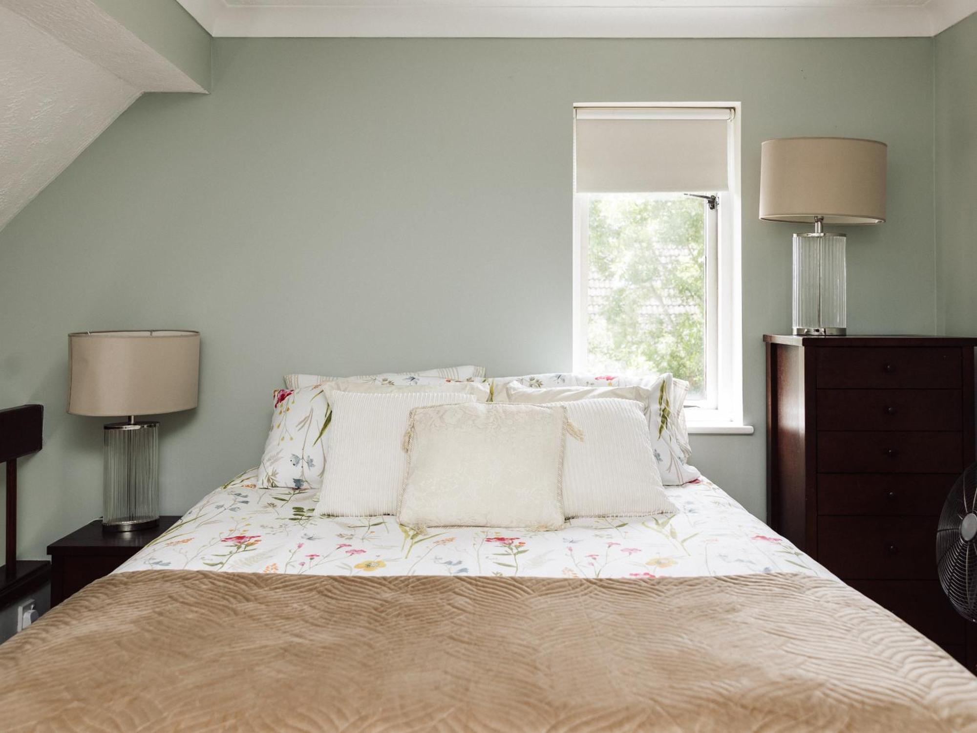 Beautiful Apartment In Guildford With Parking Send Bagian luar foto