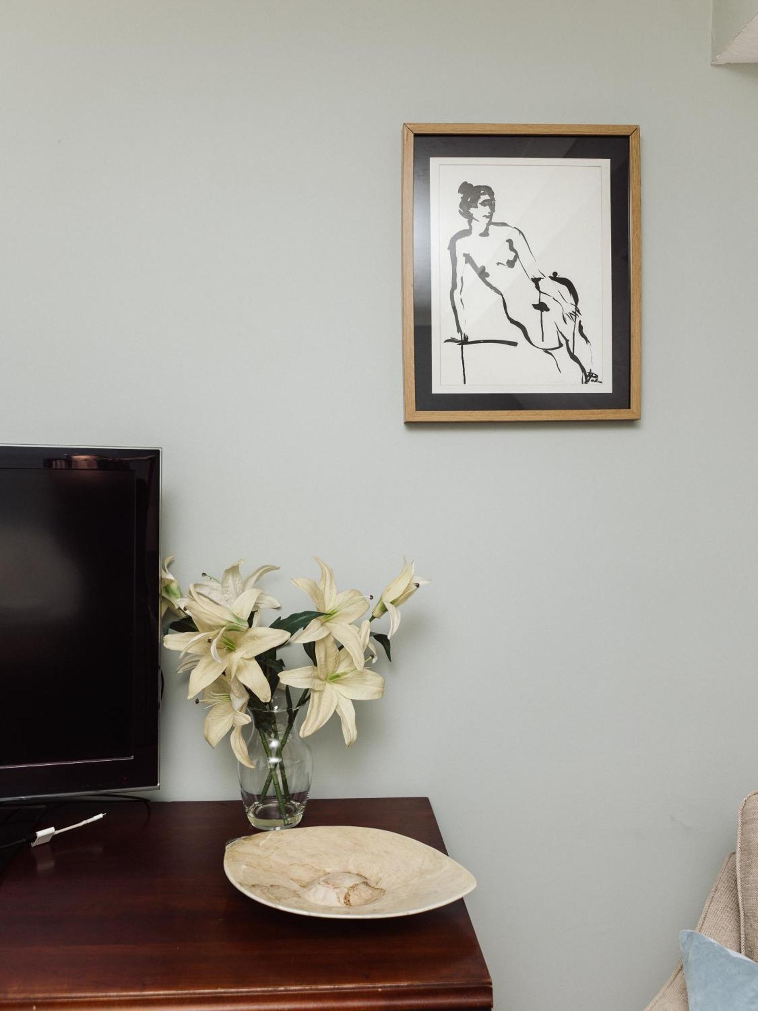 Beautiful Apartment In Guildford With Parking Send Bagian luar foto