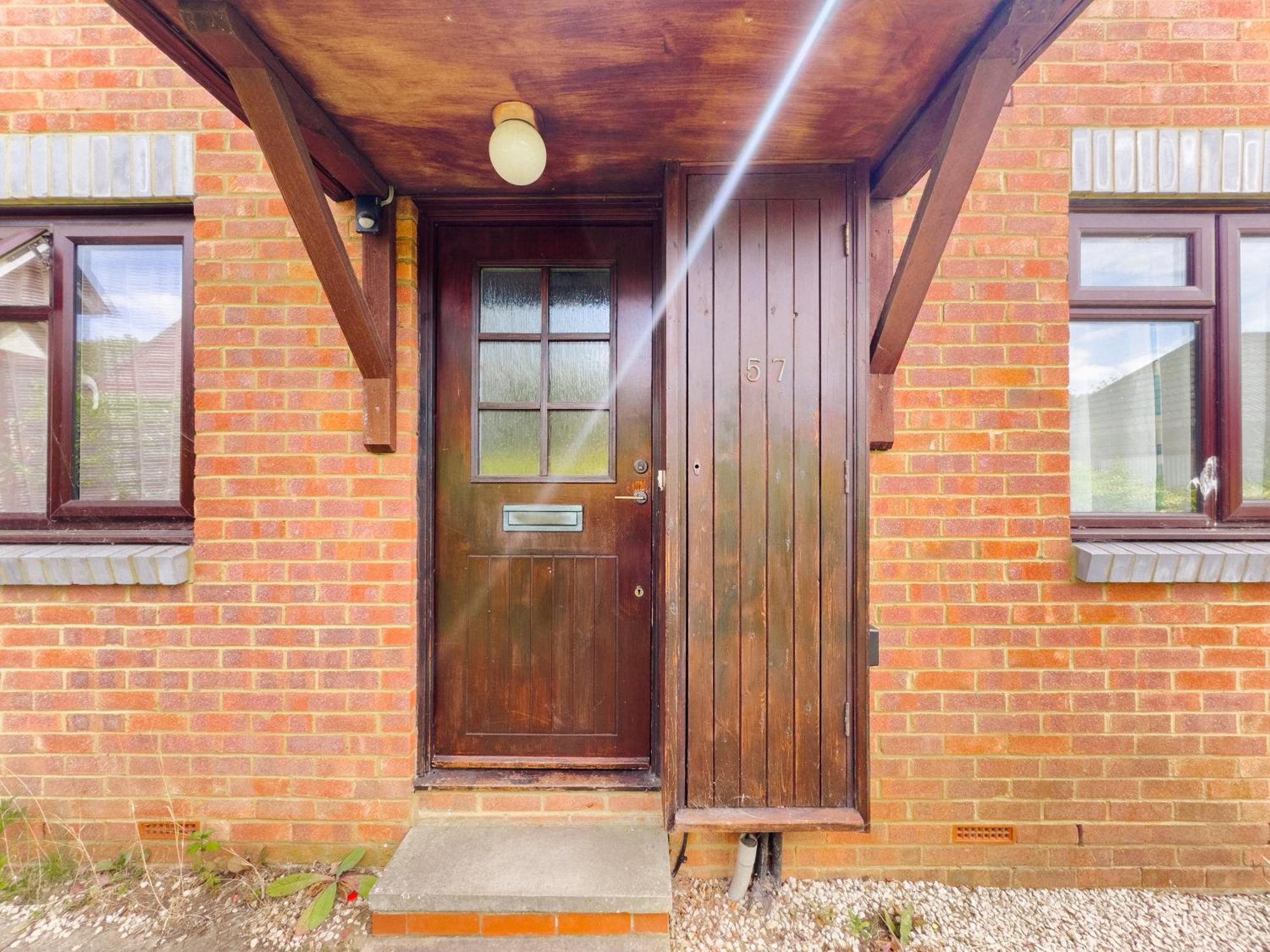 Beautiful Apartment In Guildford With Parking Send Bagian luar foto