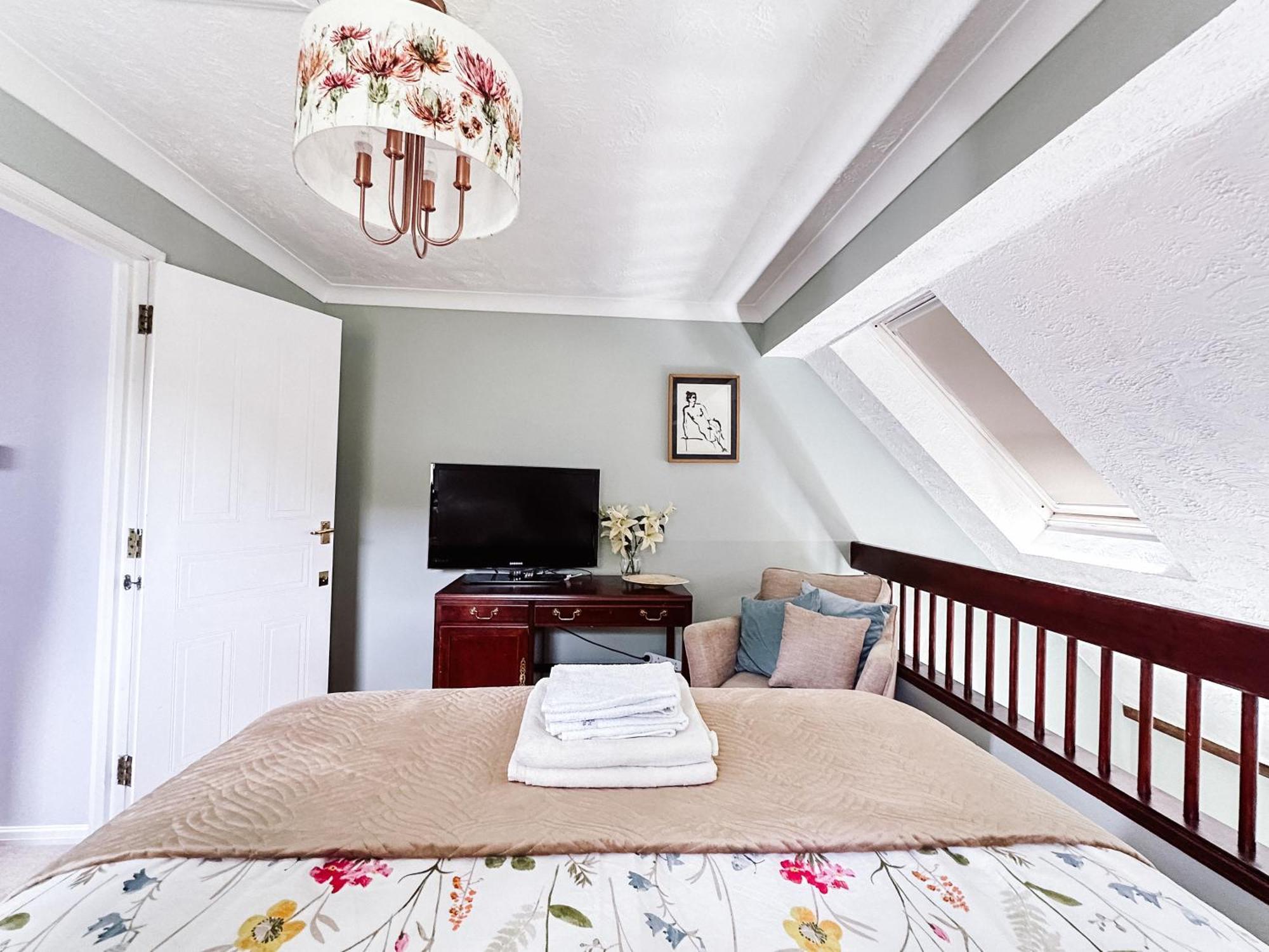 Beautiful Apartment In Guildford With Parking Send Bagian luar foto