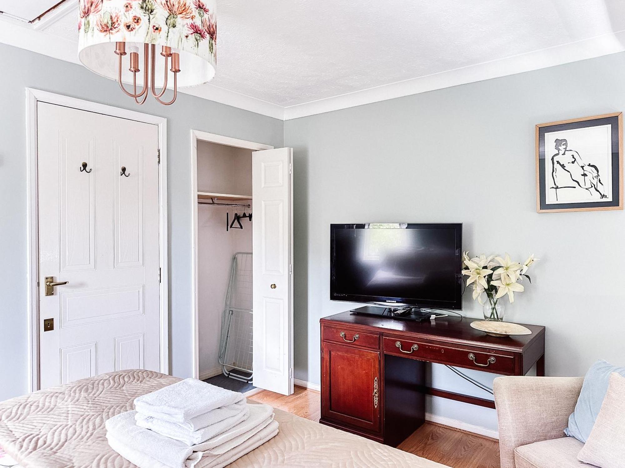 Beautiful Apartment In Guildford With Parking Send Bagian luar foto