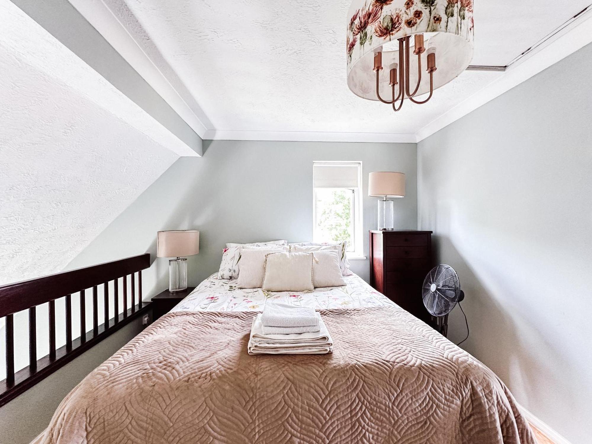 Beautiful Apartment In Guildford With Parking Send Bagian luar foto