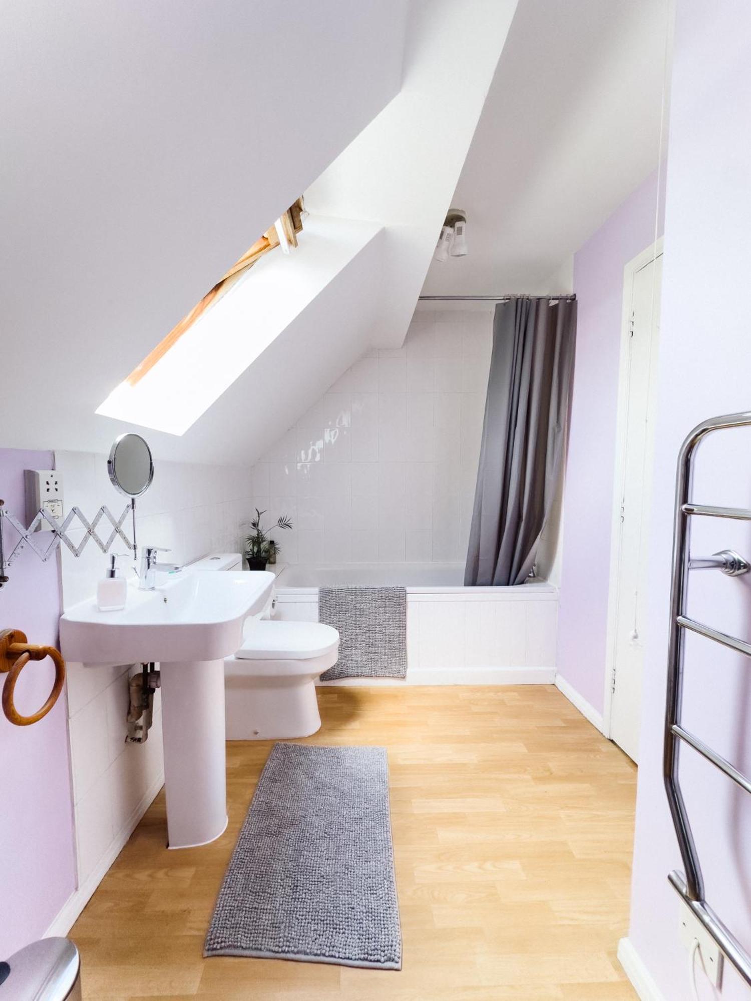 Beautiful Apartment In Guildford With Parking Send Bagian luar foto