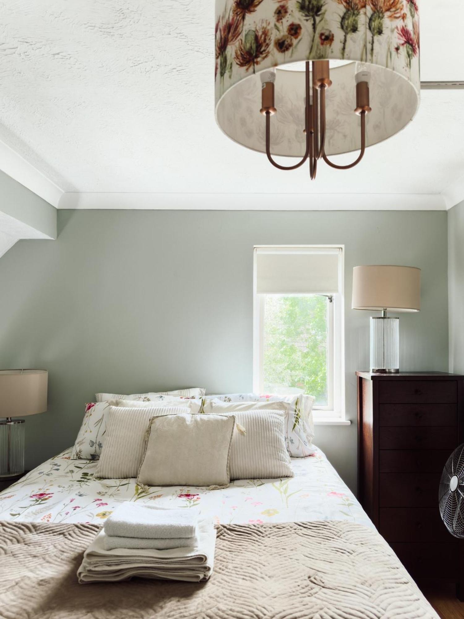 Beautiful Apartment In Guildford With Parking Send Bagian luar foto