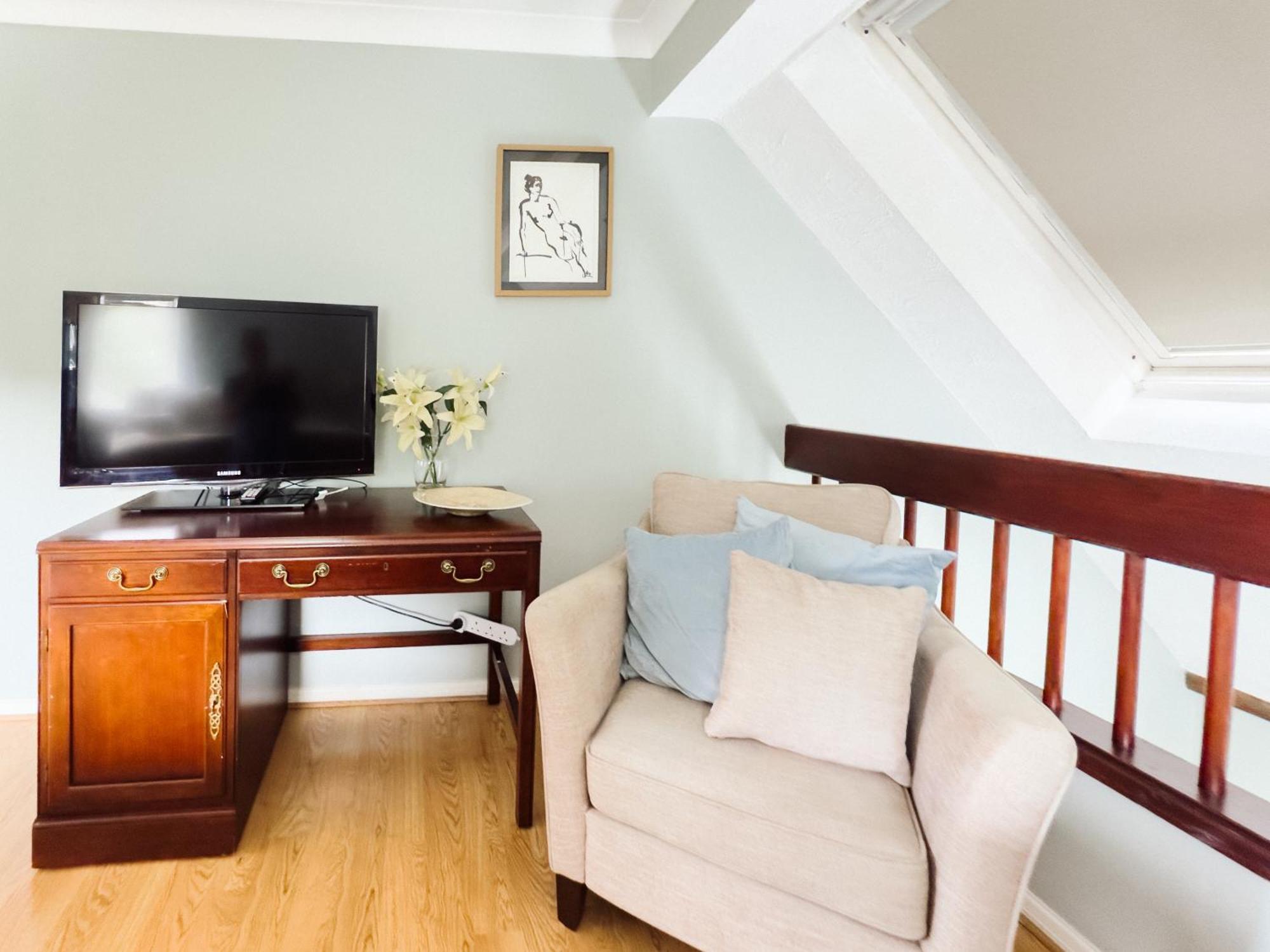 Beautiful Apartment In Guildford With Parking Send Bagian luar foto