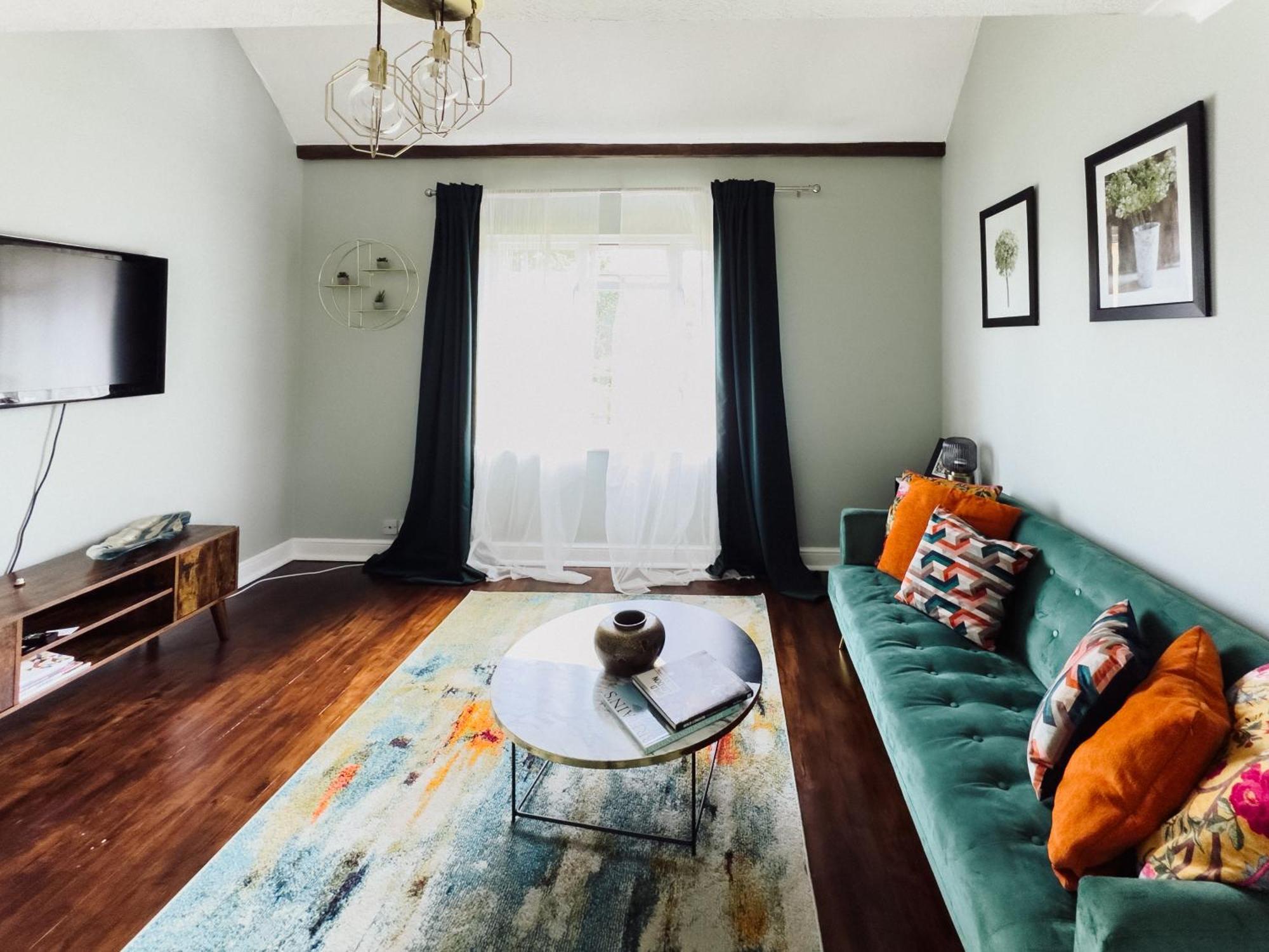 Beautiful Apartment In Guildford With Parking Send Bagian luar foto