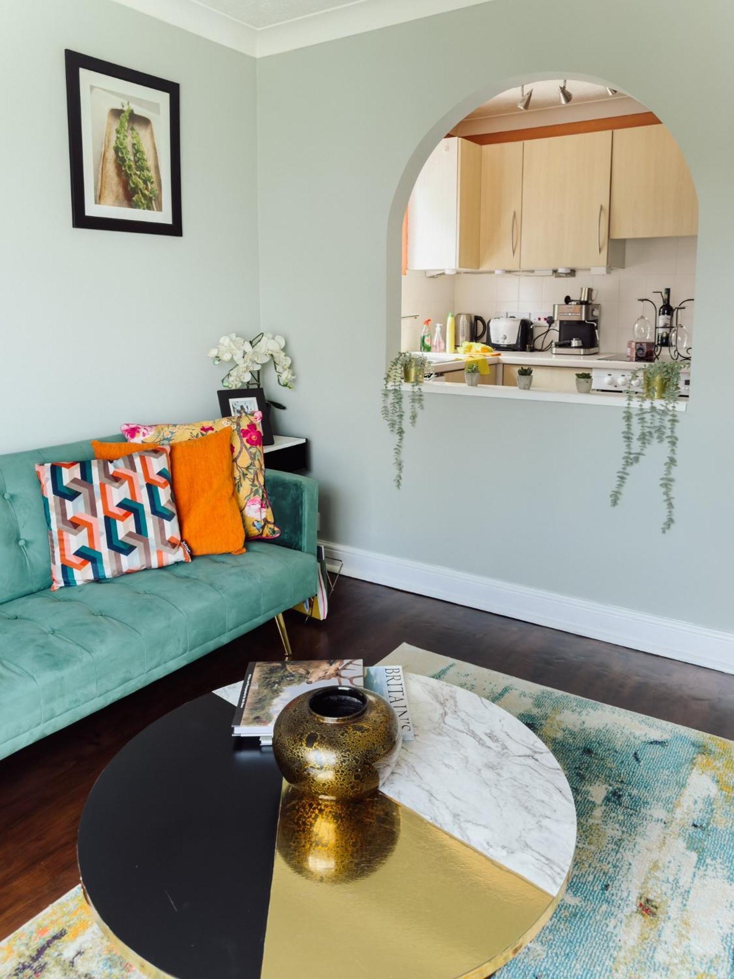 Beautiful Apartment In Guildford With Parking Send Bagian luar foto