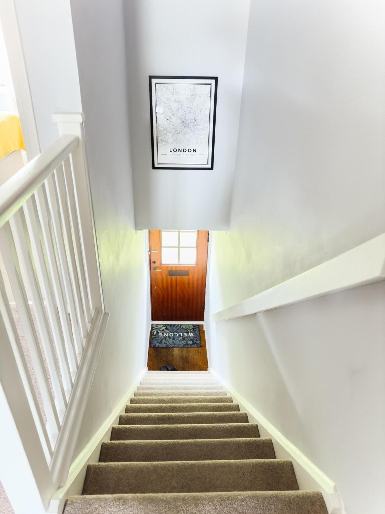 Beautiful Apartment In Guildford With Parking Send Bagian luar foto