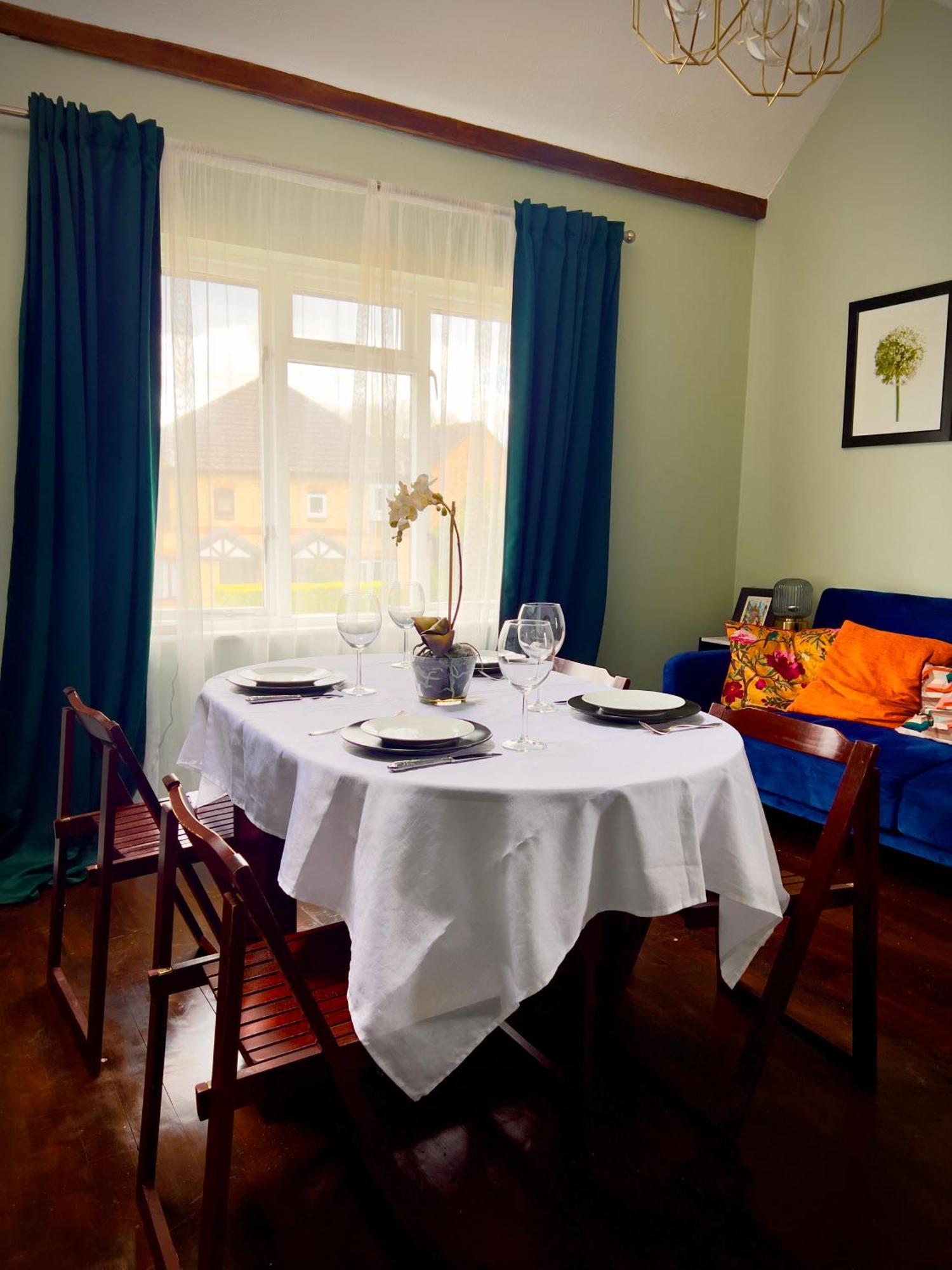 Beautiful Apartment In Guildford With Parking Send Bagian luar foto
