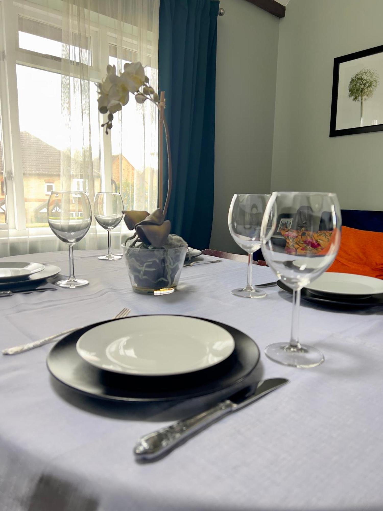 Beautiful Apartment In Guildford With Parking Send Bagian luar foto