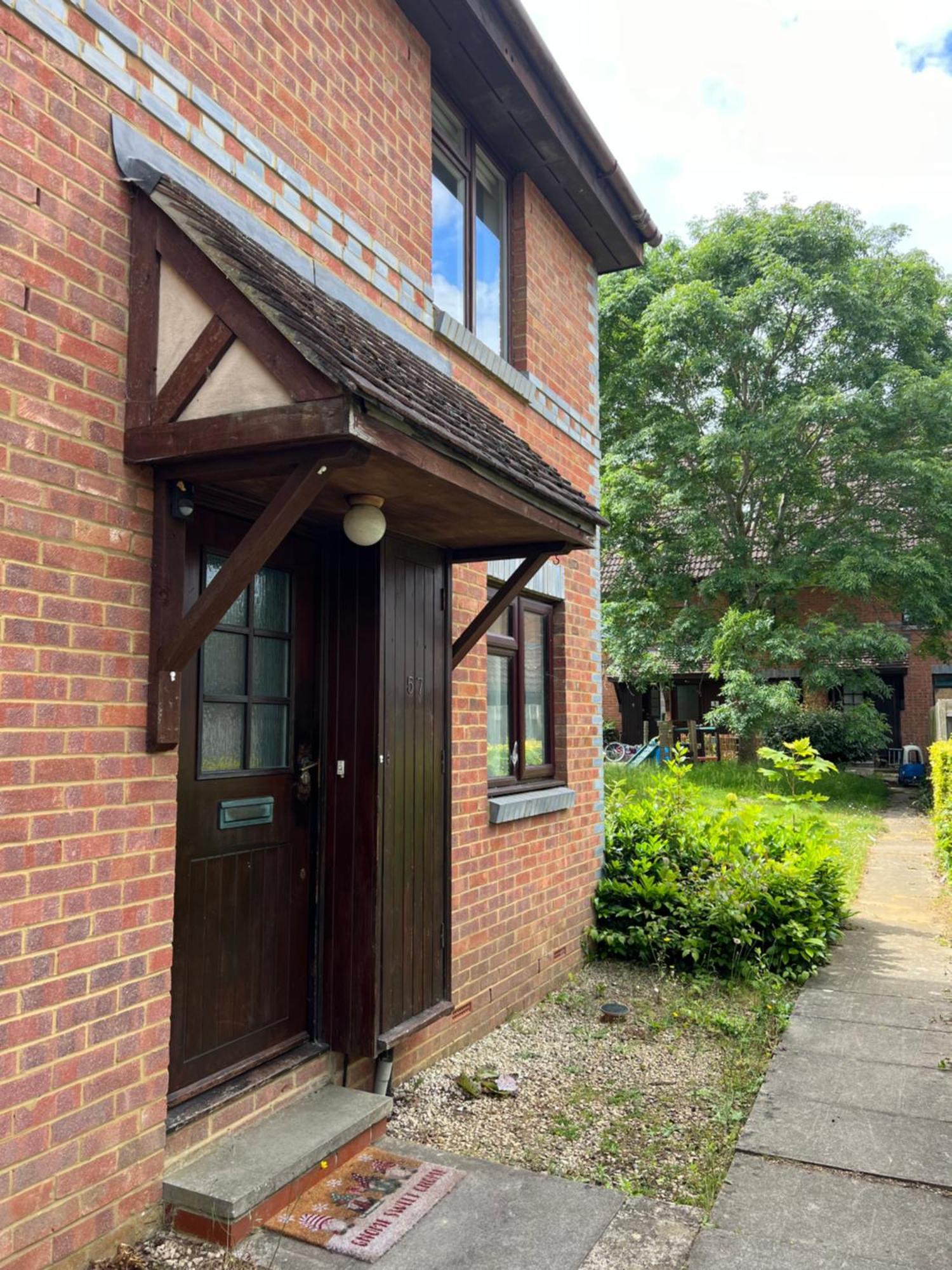 Beautiful Apartment In Guildford With Parking Send Bagian luar foto