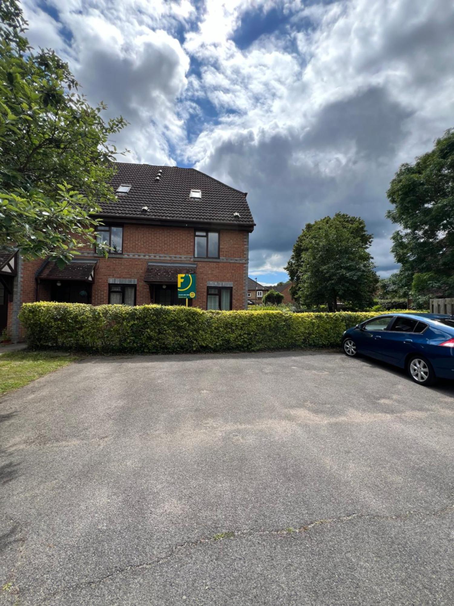 Beautiful Apartment In Guildford With Parking Send Bagian luar foto